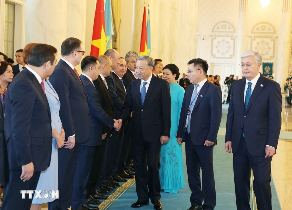 Tổng Bí thư Tô Lâm bắt tay các thành viên đoàn Kazakhstan tại Lễ đón. (Ảnh: Thống Nhất/TTXVN)
