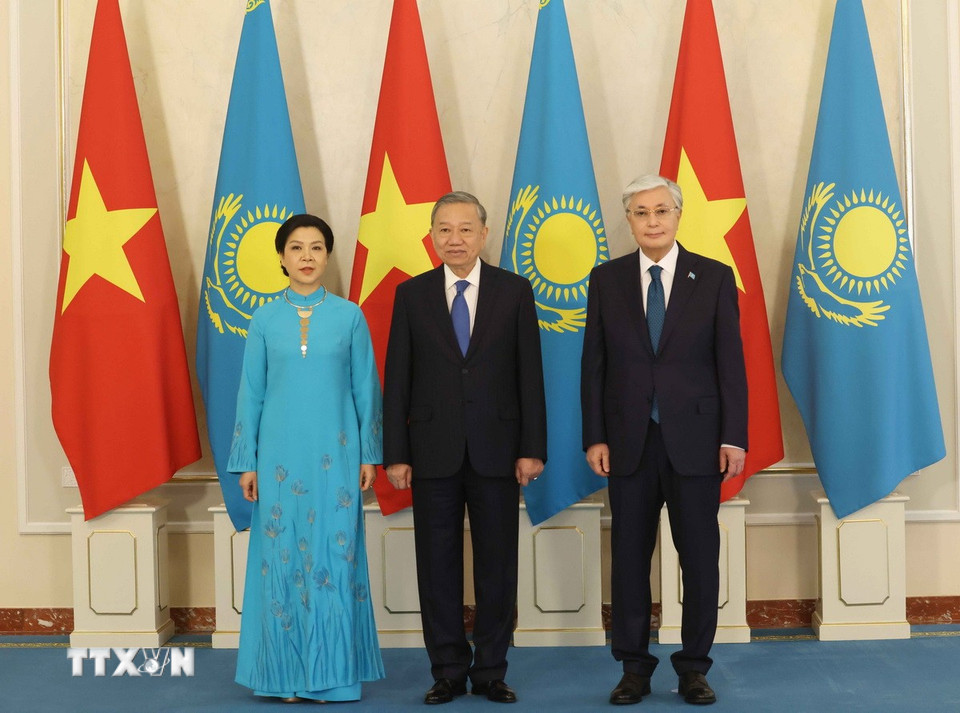 Tổng thống Kazakhstan Kassym-Jomart Tokayev chụp ảnh chung với Tổng Bí thư Tô Lâm và Phu nhân. (Ảnh: Thống Nhất/TTXVN)