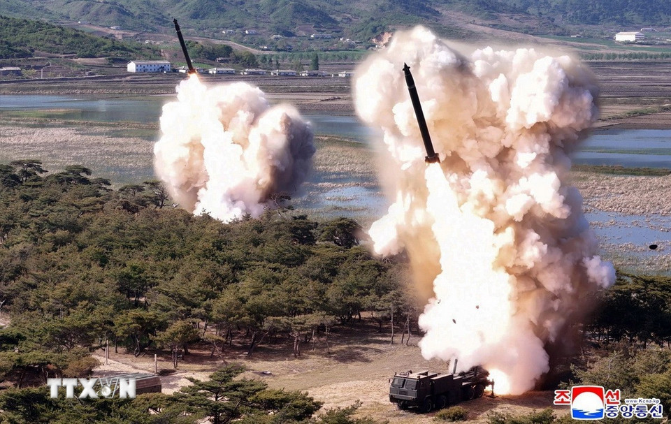 Tên lửa được phóng thử trong cuộc tập trận tại Triều Tiên ngày 8/5/2025. (Nguồn: Yonhap/TTXVN)