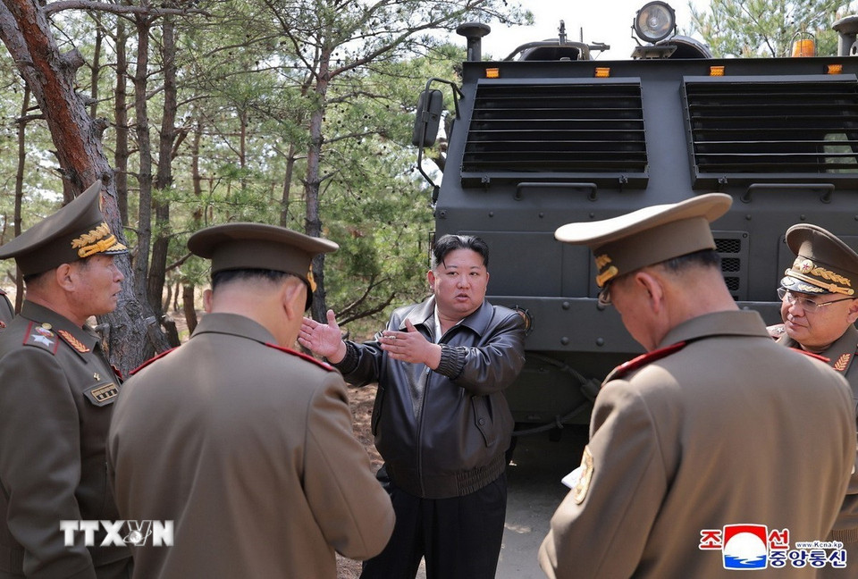 Nhà lãnh đạo Triều Tiên Kim Jong-un (giữa) giám sát cuộc tập trận tại Triều Tiên ngày 8/5/2025. (Nguồn: Yonhap/TTXVN)