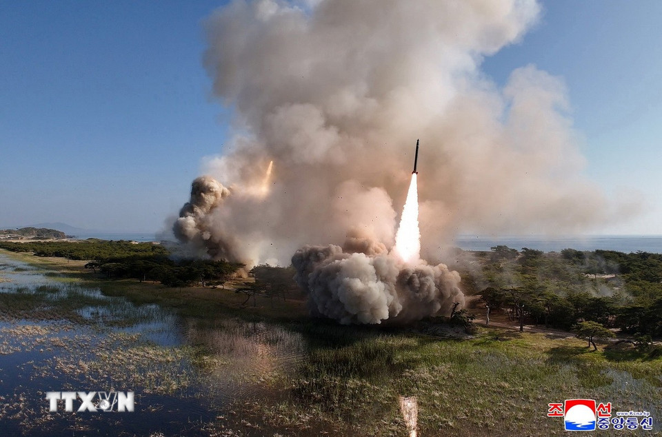 Tên lửa được phóng thử trong cuộc tập trận tại Triều Tiên ngày 8/5/2025. (Nguồn: Yonhap/TTXVN)