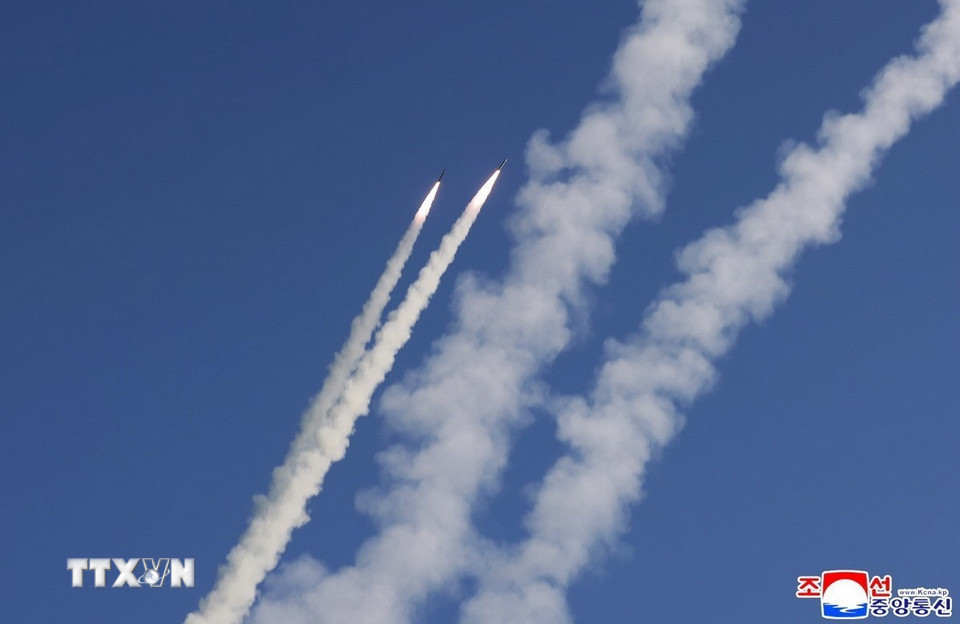 Tên lửa được phóng thử trong cuộc tập trận tại Triều Tiên ngày 8/5/2025. (Nguồn: Yonhap/TTXVN)