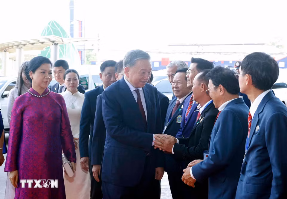 Tổng Bí thư, Chủ tịch nước Tô Lâm và Phu nhân gặp gỡ cộng đồng người Việt Nam tại Thái Lan. (Ảnh: Thống Nhất/TTXVN)