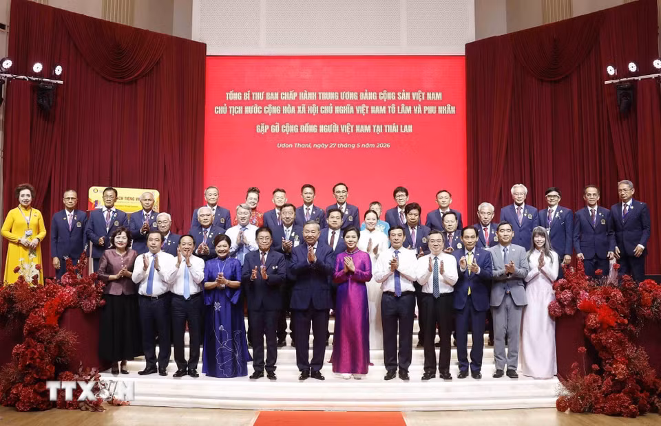 Tổng Bí thư, Chủ tịch nước Tô Lâm và Phu nhân cùng đại biểu chụp ảnh chung với đại diện cộng đồng người Việt Nam tại Thái Lan. (Ảnh: Thống Nhất/TTXVN)