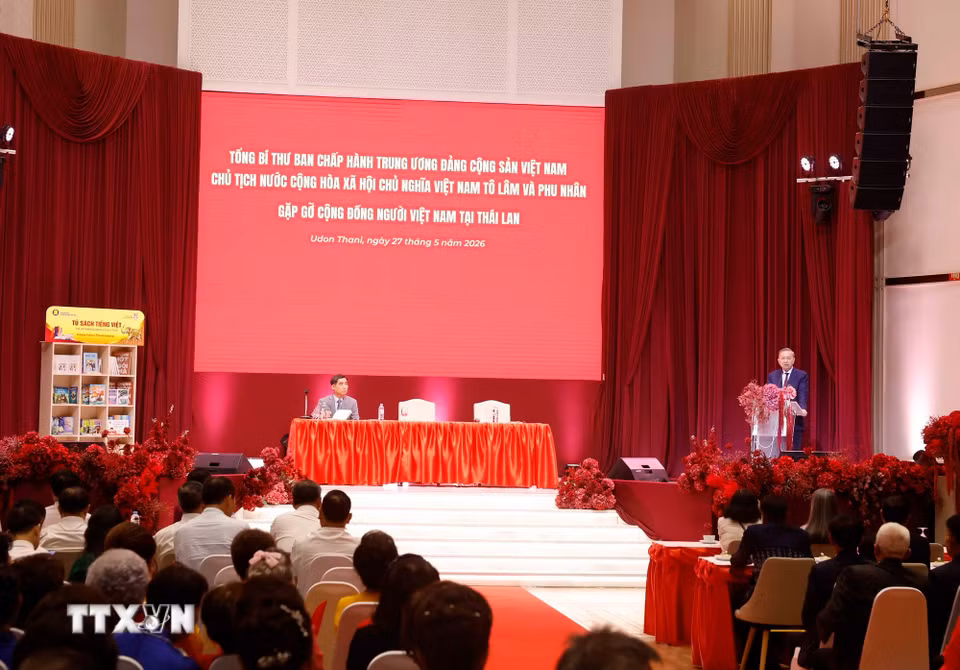 Tổng Bí thư, Chủ tịch nước Tô Lâm và Phu nhân gặp gỡ cộng đồng người Việt Nam tại Thái Lan. (Ảnh: Thống Nhất/TTXVN)