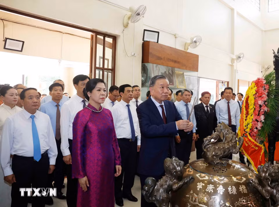 Tổng Bí thư, Chủ tịch nước Tô Lâm và Phu nhân cùng Đoàn đại biểu cấp cao Việt Nam dâng hương, dâng hoa tại Khu di tích Chủ tịch Hồ Chí Minh ở tỉnh Udon Thani (Thái Lan). (Ảnh: Thống Nhất/TTXVN) ​