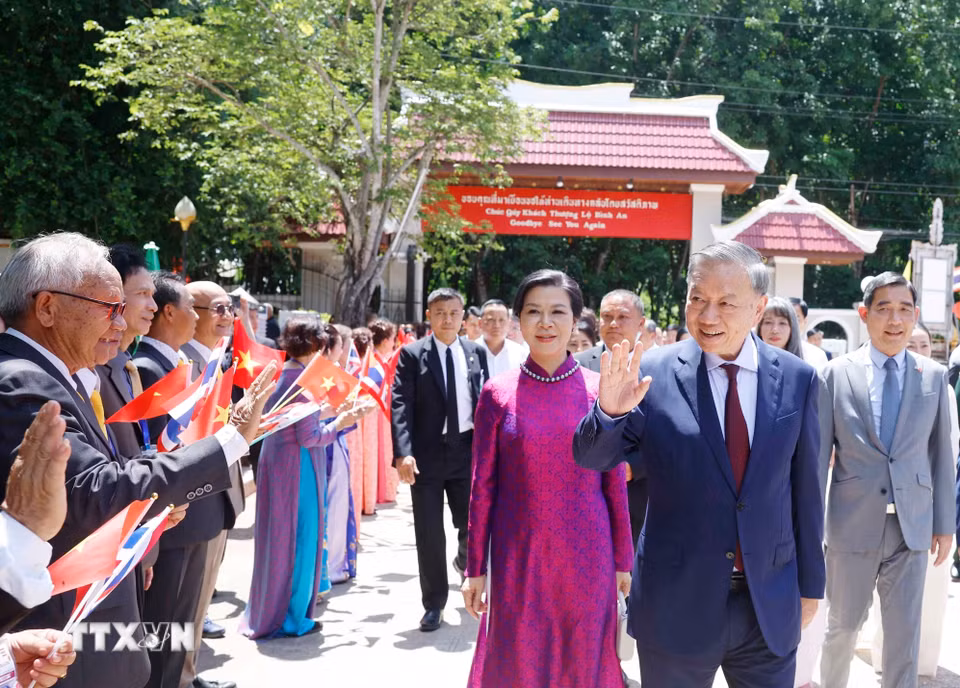 Tổng Bí thư, Chủ tịch nước Tô Lâm và Phu nhân đến thăm Khu di tích Chủ tịch Hồ Chí Minh tại tỉnh Udon Thani (Thái Lan). (Ảnh: Thống Nhất/TTXVN)