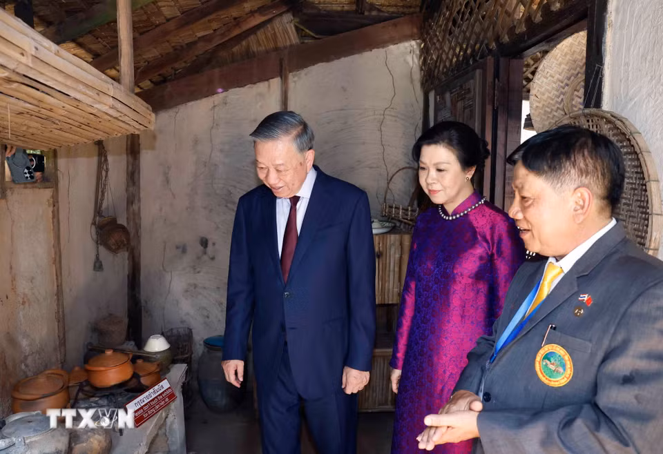 Tổng Bí thư, Chủ tịch nước Tô Lâm và Phu nhân thăm Khu di tích Chủ tịch Hồ Chí Minh ở Udon Thani, nơi Bác Hồ đã từng sống và hoạt động cách mạng trong giai đoạn 1928-1929. (Ảnh: Thống Nhất/TTXVN)