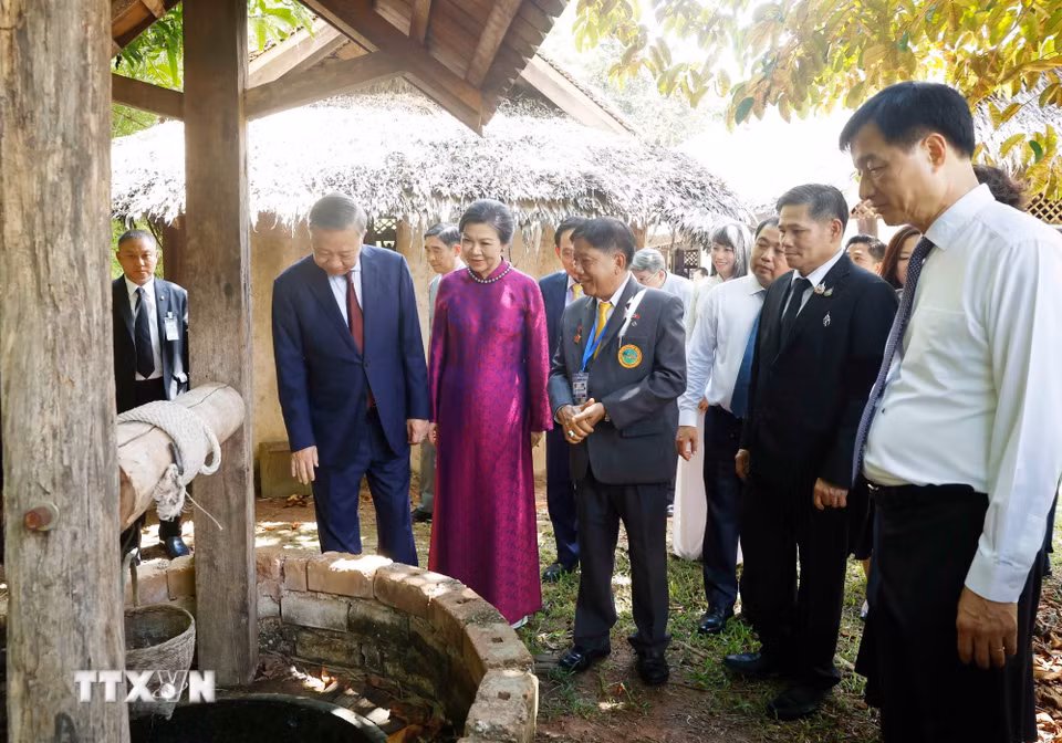 Tổng Bí thư, Chủ tịch nước Tô Lâm và Phu nhân thăm Khu di tích Chủ tịch Hồ Chí Minh ở Udon Thani, nơi Bác Hồ đã từng sống và hoạt động cách mạng trong giai đoạn 1928-1929. (Ảnh: Thống Nhất/TTXVN)