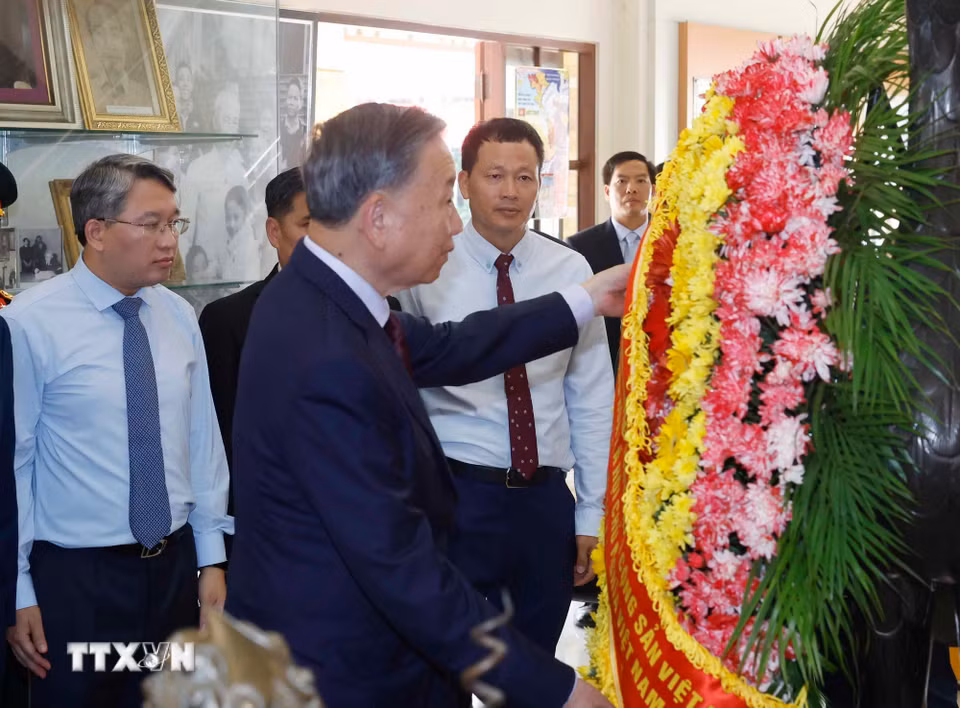 Tổng Bí thư, Chủ tịch nước Tô Lâm dâng hoa tưởng niệm Bác Hồ tại Khu Di tích Chủ tịch Hồ Chí Minh ở tỉnh Udon Thani. (Ảnh: Thống Nhất/ TTXVN) ​