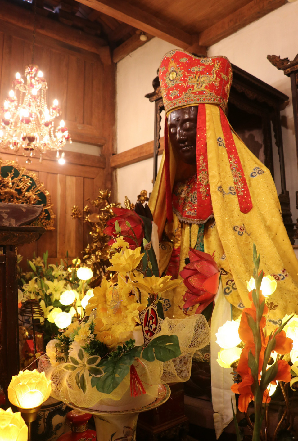 Pho tượng có niên đại thế kỷ 18, đến nay vẫn còn khá nguyên vẹn. (Ảnh: Thanh Thương/TTXVN)