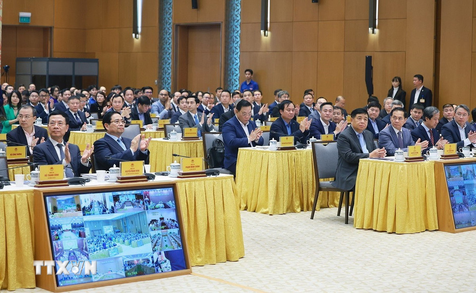 Thủ tướng Phạm Minh Chính và các đại biểu dự Diễn đàn Quốc gia phát triển kinh tế số và xã hội số lần thứ 3. (Ảnh: TTXVN)