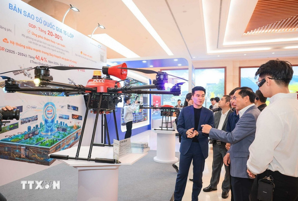 Phó Thủ tướng Bùi Thanh Sơn tham quan trưng bày sản phẩm công nghệ số tại Diễn đàn Quốc gia phát triển kinh tế số và xã hội số lần thứ 3. (Ảnh: Hoàng Hiếu/TTXVN)