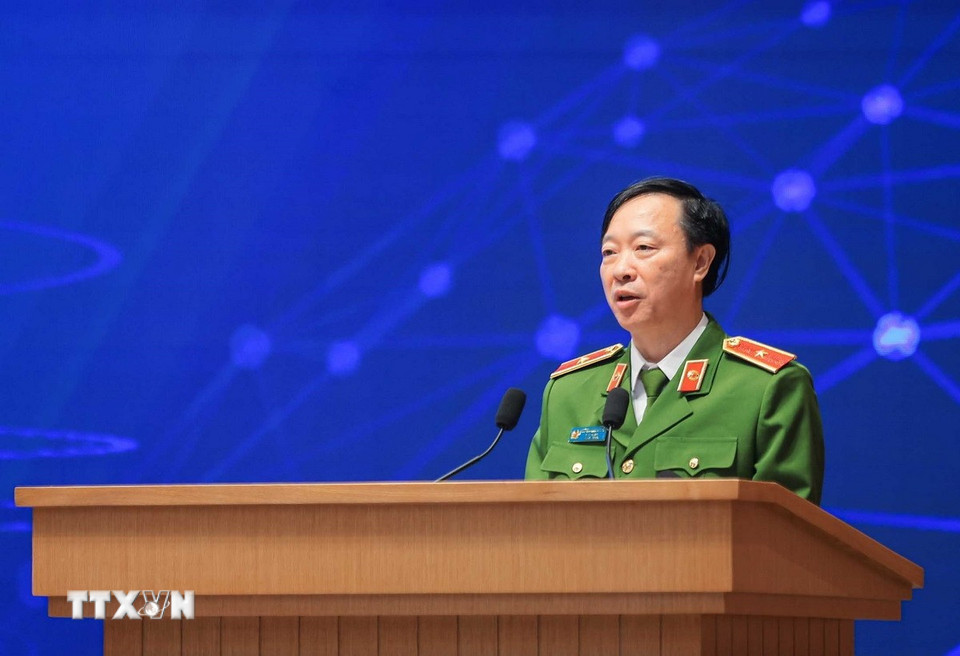 Thiếu tướng Nguyễn Ngọc Cương, Cục trưởng Cục C12 (Bộ Công An), Giám đốc Trung tâm Dữ liệu Quốc gia tham luận với chủ đề "Từ dữ liệu quốc gia về dân cư tới phổ cập dịch vụ số toàn dân, phát triển kinh tế số và xã hội số." (Ảnh: Hoàng Hiếu/TTXVN)