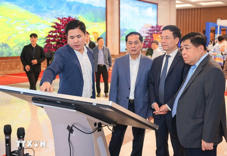 Phó Thủ tướng Nguyễn Chí Dũng, Phó Thủ tướng Bùi Thanh Sơn tham quan trưng bày sản phẩm công nghệ số tại Diễn đàn Quốc gia phát triển kinh tế số và xã hội số lần thứ 3. (Ảnh: Hoàng Hiếu/TTXVN)