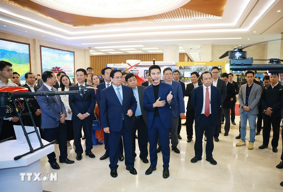 Thủ tướng Phạm Minh Chính tham quan trưng bày sản phẩm công nghệ số tại Diễn đàn Quốc gia phát triển kinh tế số và xã hội số lần thứ 3. (Ảnh: Dương Giang/TTXVN)