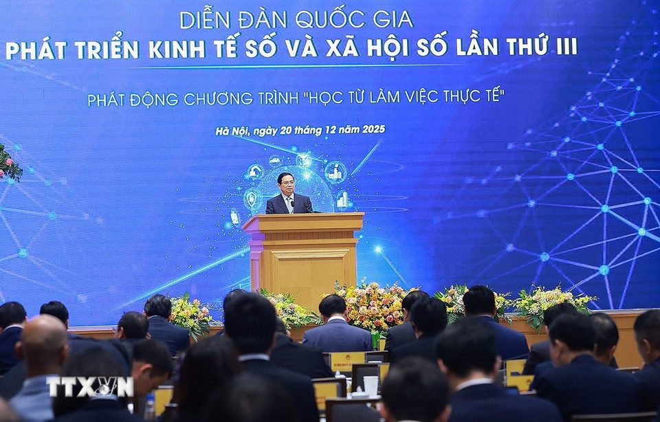Thủ tướng Phạm Minh Chính phát biểu chỉ đạo tại Diễn đàn Quốc gia phát triển kinh tế số và xã hội số lần thứ 3. (Ảnh: Dương Giang/TTXVN)