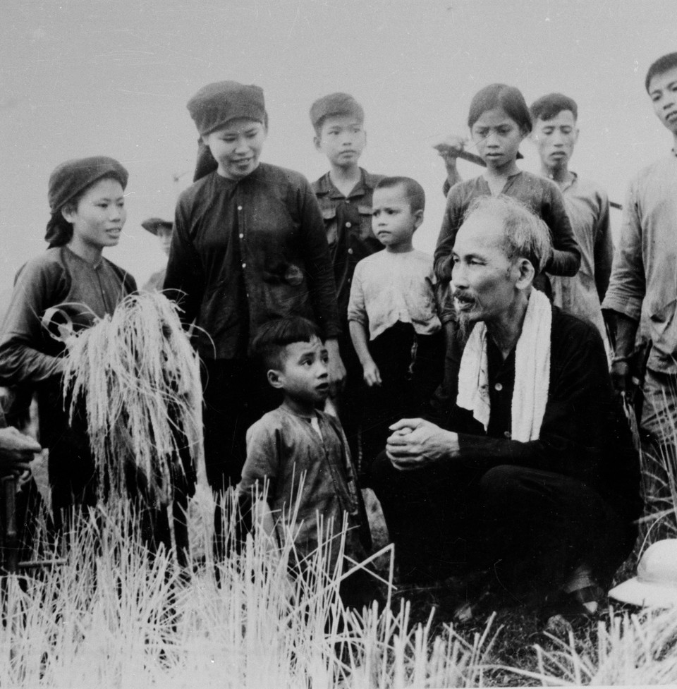 Giai đoạn năm 1946-1960, Quốc hội nước Việt Nam đã cùng với dân tộc trải qua nhiều khó khăn, gian khó để tiến hành sự nghiệp xây dựng và bảo vệ Tổ quốc. Trong ảnh: Chủ tịch Hồ Chí Minh thăm nông dân xa Hùng Sơn (Đại Từ, Thái Nguyên), đang thu hoạch vụ lúa đầu tiên sau cải cách ruộng đất (1954). (Ảnh: TTXVN)