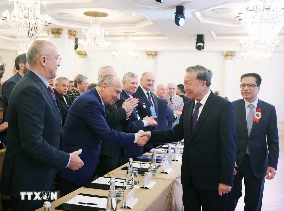 Tổng Bí thư Tô Lâm với các nhân sĩ, trí thức, chuyên gia Nga từng giúp đỡ Việt Nam. (Ảnh: Thống Nhất/TTXVN)