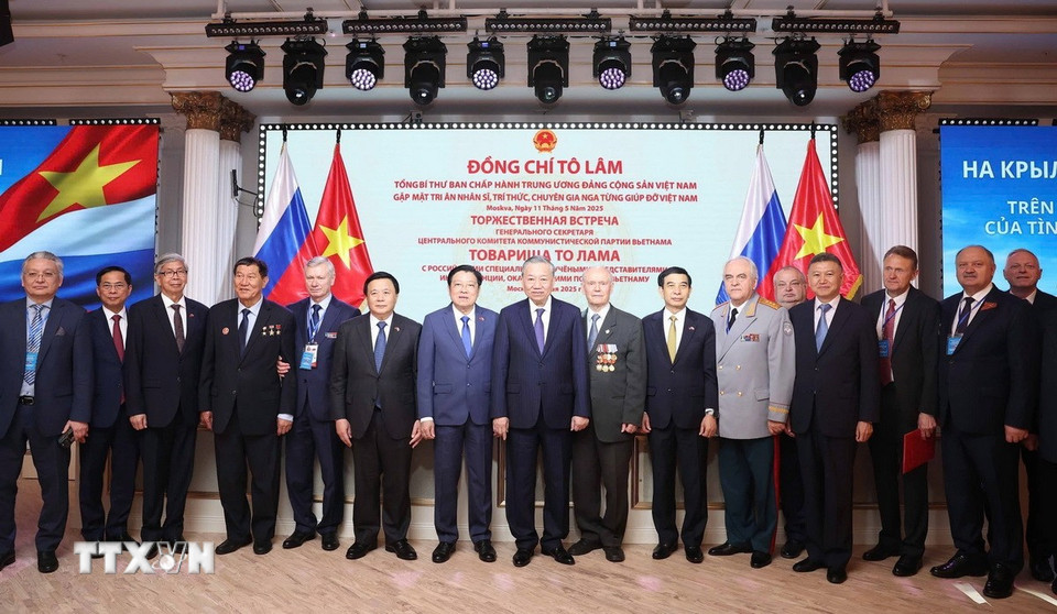 Tổng Bí thư Tô Lâm và các đại biểu tham dự buổi gặp mặt chụp ảnh chung. (Ảnh: Thống Nhất/TTXVN)