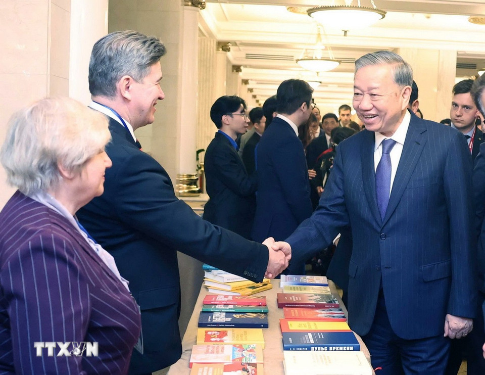 Tổng Bí thư Tô Lâm với các nhân sĩ, trí thức, chuyên gia Nga từng giúp đỡ Việt Nam. (Ảnh: Thống Nhất/TTXVN)