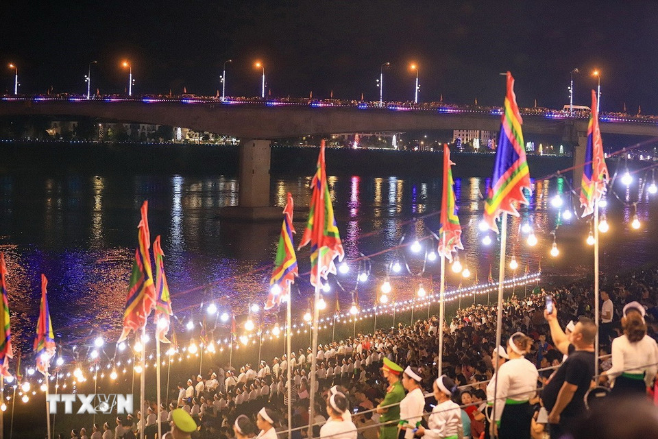 Quang cảnh buổi lễ cầu ngư, thả hoa đăng. (Ảnh: Trọng Đạt/TTXVN)