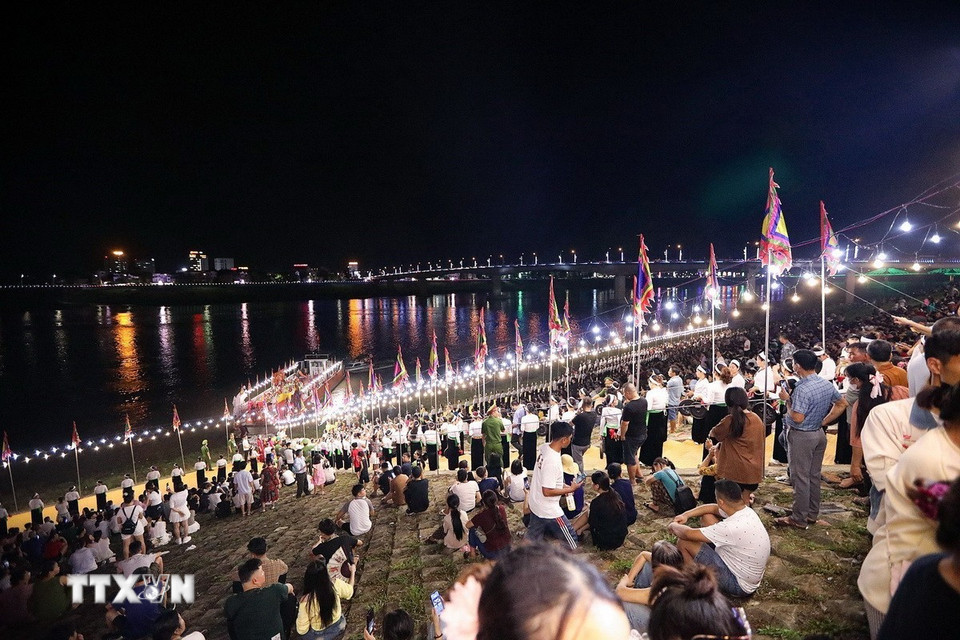 Đông đảo nhân dân tỉnh Hòa Bình tham dự buổi lễ. (Ảnh: Trọng Đạt/TTXVN)