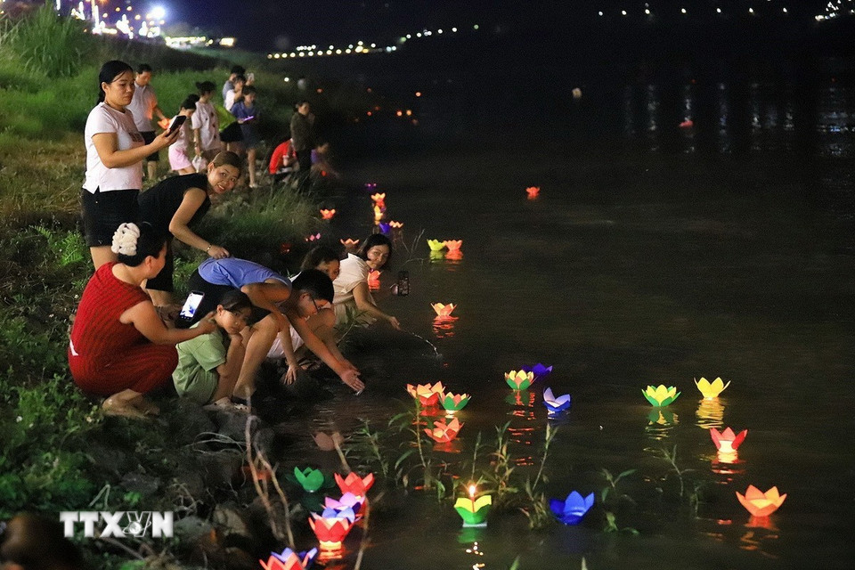 Người dân Hòa Bình thả hoa đăng trên dòng sông Đà tại buổi lễ. (Ảnh: Trọng Đạt/TTXVN)