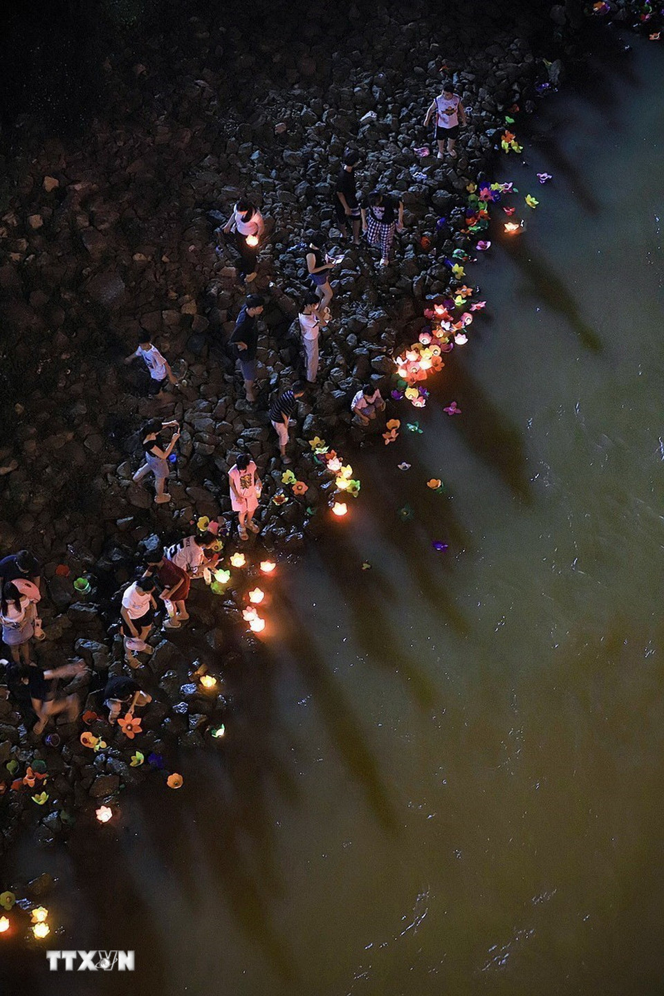 Người dân Hòa Bình thả hoa đăng trên dòng sông Đà tại buổi lễ. (Ảnh: Trọng Đạt/TTXVN)