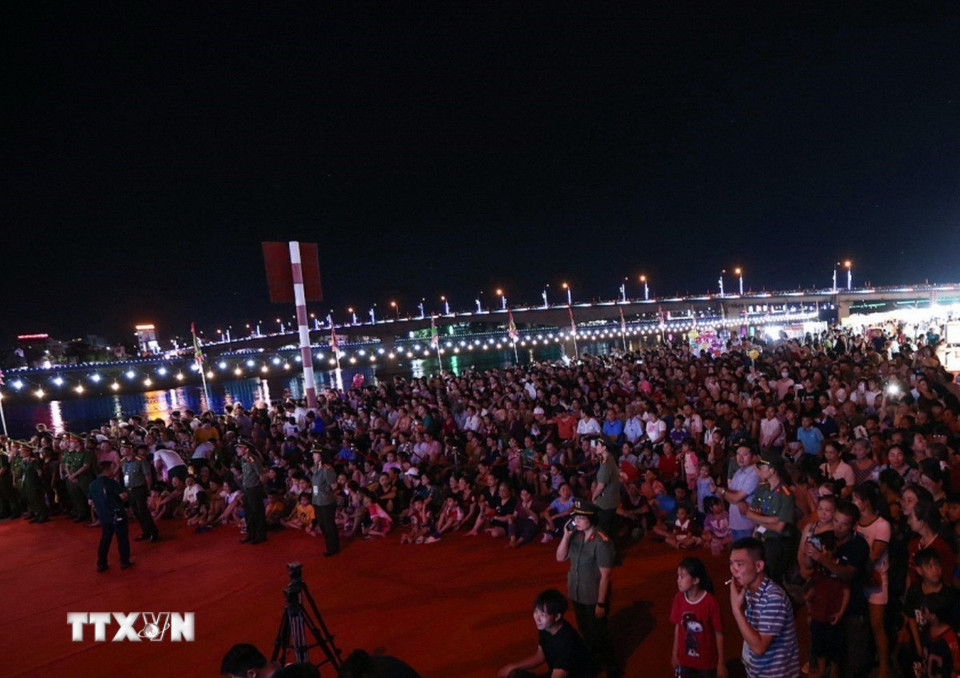 Đông đảo nhân dân tỉnh Hòa Bình tham dự buổi lễ. (Ảnh: Trọng Đạt/TTXVN)