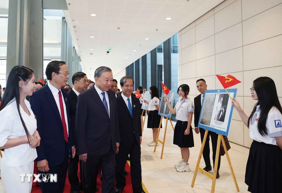 Tổng Bí thư Tô Lâm tham quan triển lãm ảnh của ngành Giáo dục. (Ảnh: Thống Nhất/TTXVN)