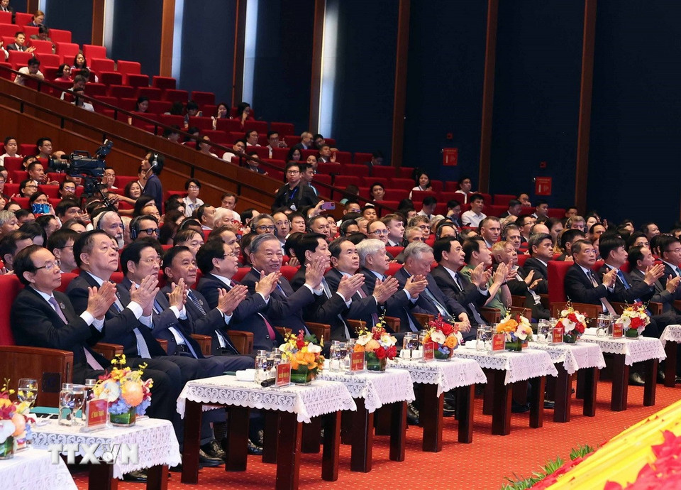 Tổng Bí thư Tô Lâm, các đồng chí lãnh đạo, nguyên lãnh đạo Đảng Nhà nước dự Lễ kỷ niệm. (Ảnh: Thống Nhất/TTXVN)