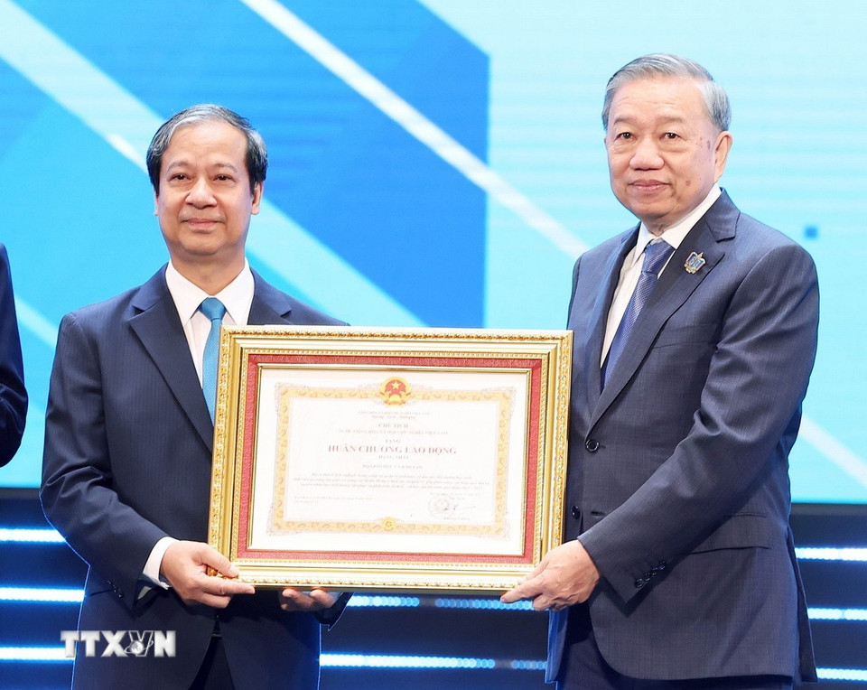 Tổng Bí thư Tô Lâm trao tặng Huân chương Lao động hạng Nhất cho Bộ Giáo dục-Đào tạo. (Ảnh: Thống Nhất/TTXVN)