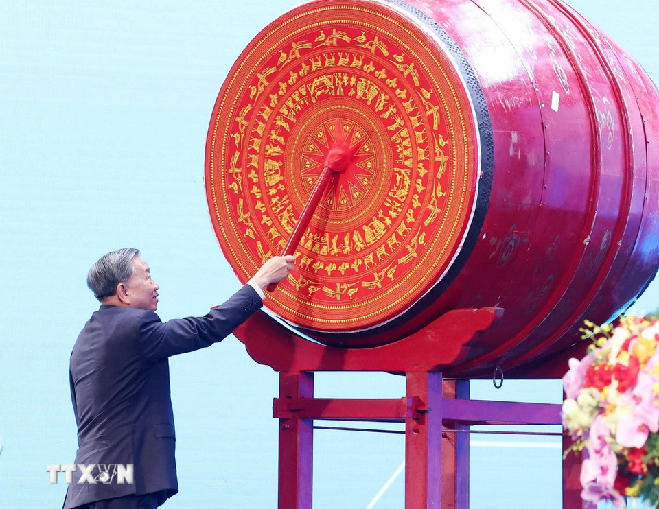 Tổng Bí thư Tô Lâm đánh trống khai giảng năm học 2025-2026. (Ảnh: Thống Nhất/TTXVN)