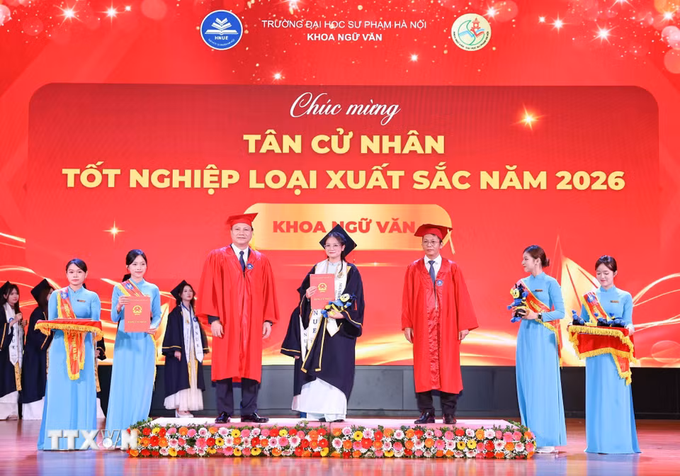 Sinh viên xuất sắc lớp CLC K72, Khoa Ngữ văn nhận bằng tốt nghiệp. (Ảnh: Thanh Tùng/TTXVN)