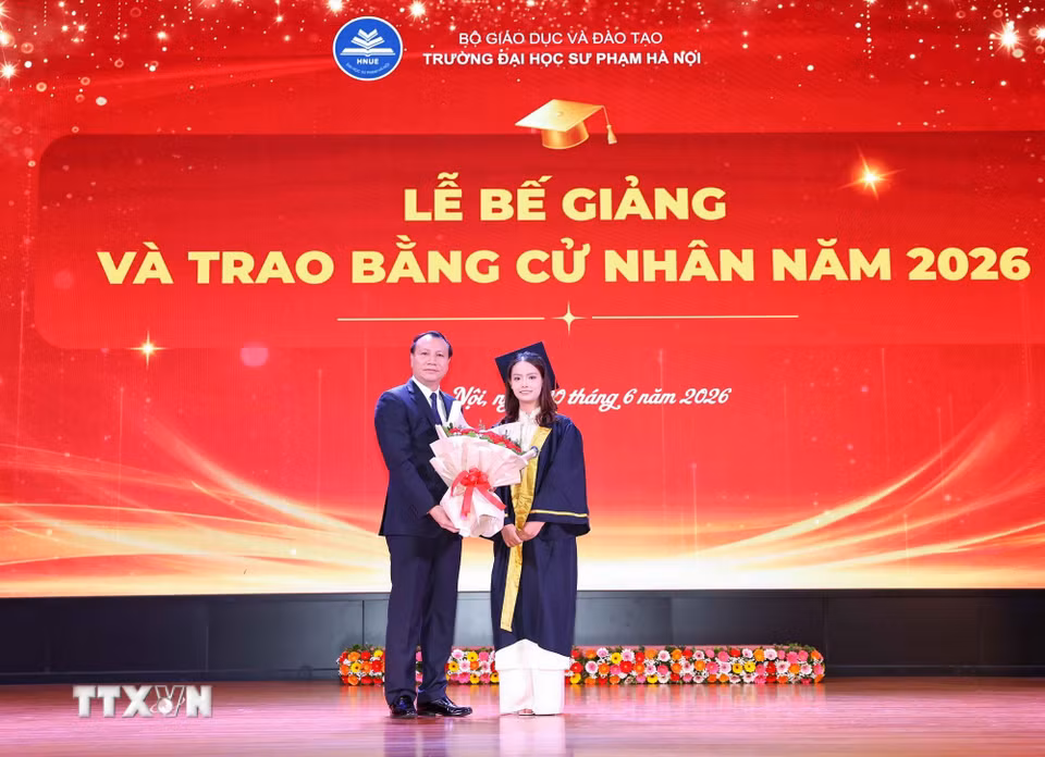 Đại diện sinh viên tặng hoa tri ân Nhà trường và thầy cô trong Lễ Bế giảng và trao bằng cử nhân tốt nghiệp năm 2026. (Ảnh: Thanh Tùng/TTXVN)