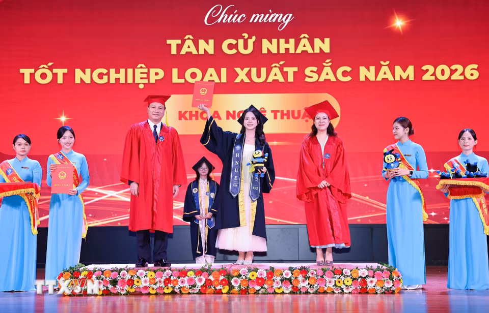 Tân cử nhân xuất sắc là sinh viên K72 nhận bằng tốt nghiệp trong buổi lễ. (Ảnh: Thanh Tùng/TTXVN)
