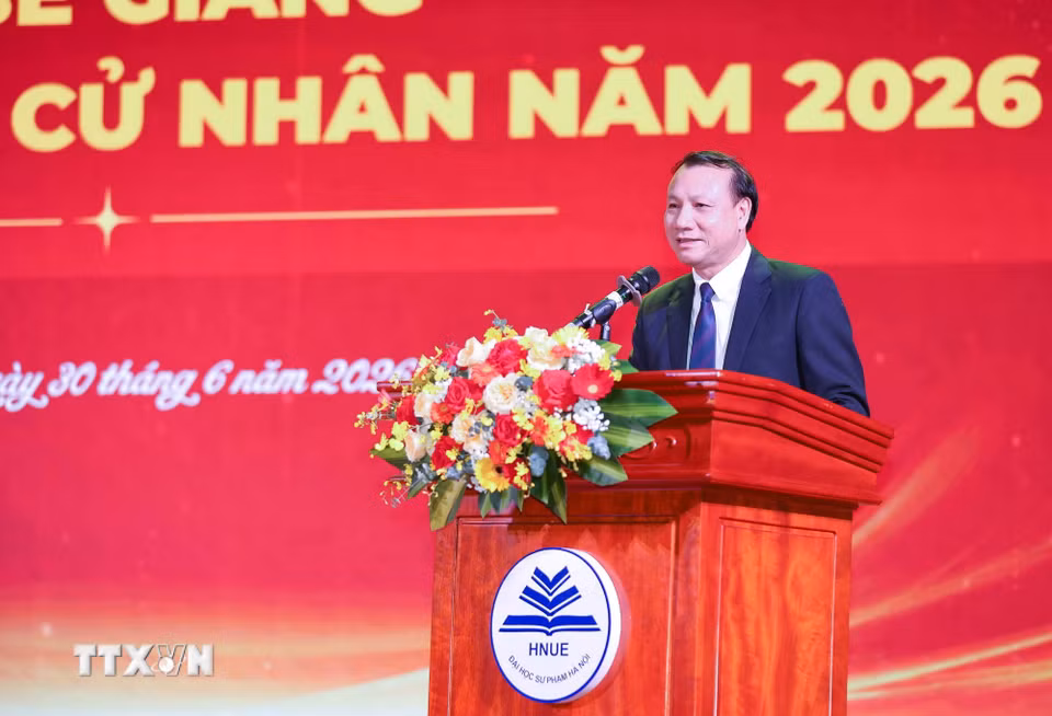 Phó Giáo sư, tiến sỹ Nguyễn Đức Sơn - Bí thư Đảng ủy, Hiệu trưởng Nhà trường phát biểu chúc mừng các tân cử nhân. (Ảnh: Thanh Tùng/TTXVN)