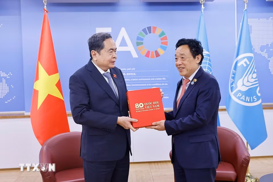 Chủ tịch Quốc hội Trần Thanh Mẫn tặng cuốn sách "80 năm Quốc hội Việt Nam" cho Tổng Giám đốc Tổ chức Nông nghiệp và Lương thực Liên hợp quốc (FAO) Khuất Đông Ngọc. (Ảnh: Doãn Tấn/ TTXVN)