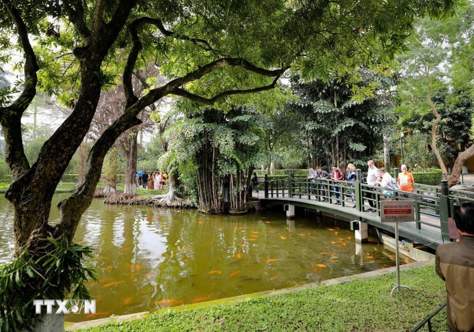 Mỗi năm, Khu Du tích đón rất nhiều lượt khách trong và ngoài nước đến tham quan, tìm hiểu, học tập nơi ở và làm việc của Bác. (Ảnh: Thanh Tùng/TTXVN)