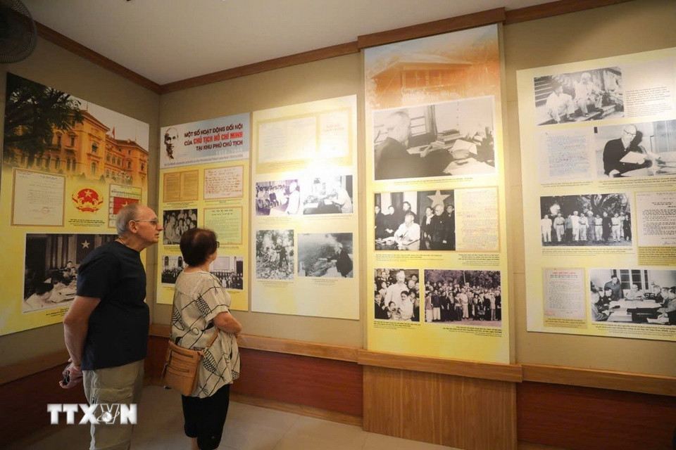 Tất cả tài liệu, hiện vật tại Di tích được bảo tồn tương đối nguyên vẹn như lúc sinh thời Người sống và làm việc tại đây. (Ảnh: Thanh Tùng/TTXVN)