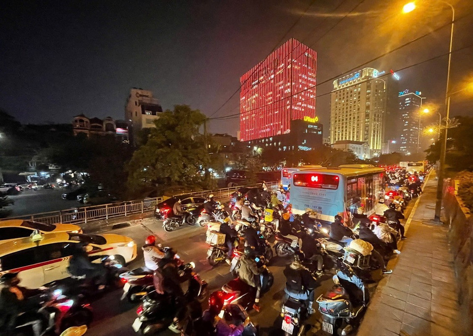 Nhiều tuyến phố Hà Nội ùn tắc kéo dài. (Ảnh: Minh Quyết/TTXVN)