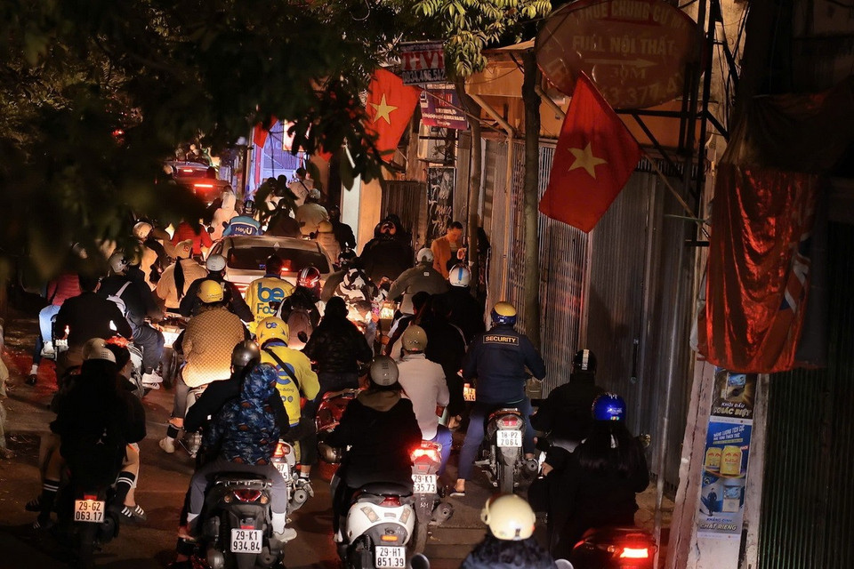 Đường Hồng Hà, quận Hoàn Kiếm tắc nghẽn. (Ảnh: Hoàng Hiếu/TTXVN)