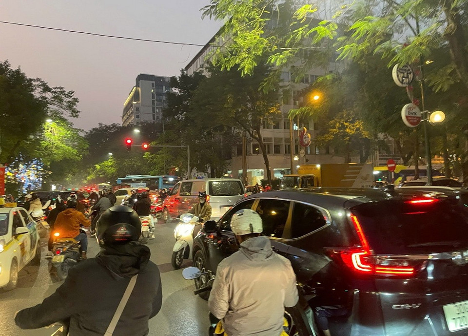 Ùn tắc tại ngã tư Lý Thường Kiệt - Ngô Quyền, quận Hoàn Kiếm. (Ảnh: Minh Quyết/TTXVN)