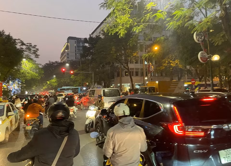Ùn tắc tại ngã tư Lý Thường Kiệt - Ngô Quyền, quận Hoàn Kiếm. (Ảnh: Minh Quyết/TTXVN)