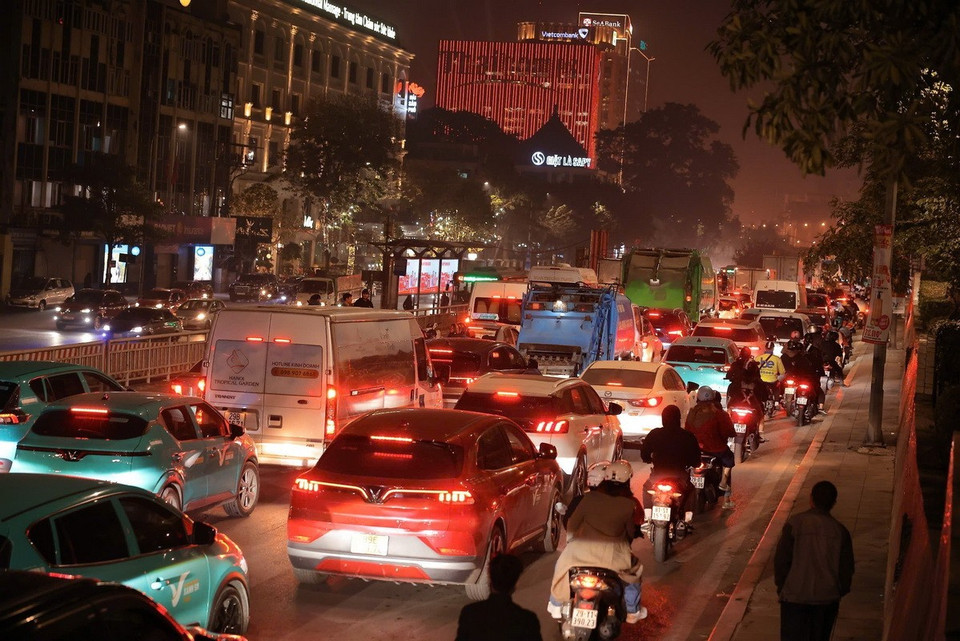 Ùn tắc kéo dài trên đường Trần Khánh Dư, quận Hoàn Kiếm. (Ảnh: Hoàng Hiếu/TTXVN)