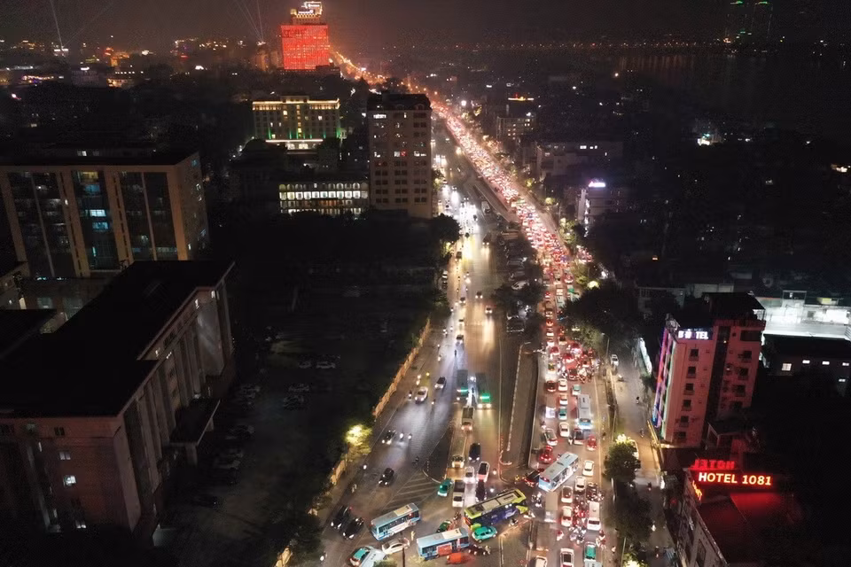 Dòng phương tiện kéo dài trên đường Nguyễn Khoái. (Ảnh: Minh Đức/TTXVN)
