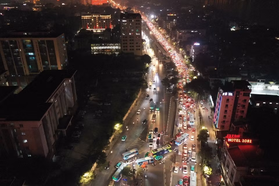 Dòng ô tô nối đuôi nhau kéo dài trên đường lên cầu Chương Dương. (Ảnh: Minh Đức/TTXVN)