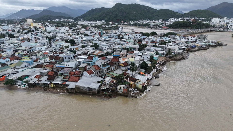 Nhiều hộ dân cồn Nhất Trí phải tìm nơi lánh nạn vì sợ sóng lớn có thể đe dọa tính mạng. (Ảnh: Đặng Tuấn/TTXVN)