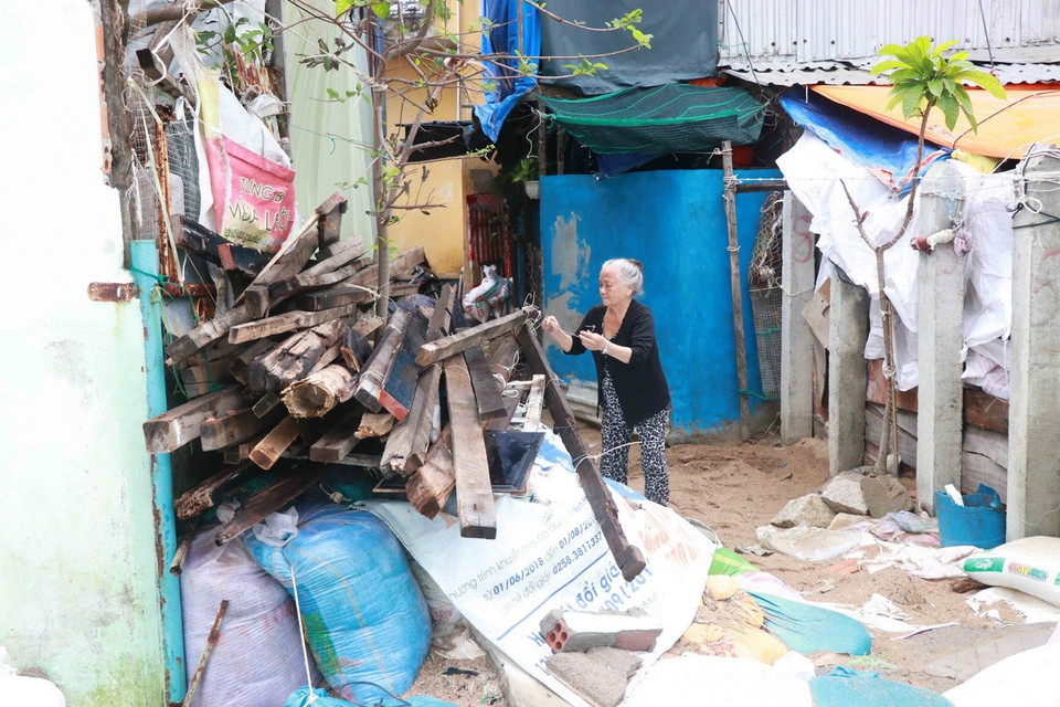 Người dân giáp biển ở cồn Nhất Trí, thuộc phường Vĩnh Phước, thành phố Nha Trang (Khánh Hòa) phải tích gỗ, bao cát để gia cố nhà của, bờ kè tạm nhằm hạn chế tối đa thiệt hại do sóng biển gây ra. (Ảnh: Đặng Tuấn/TTXVN)